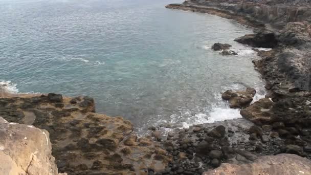 Σύνθλιψη κύματα στο καναρίνι νησί Φουερτεβεντούρα — Αρχείο Βίντεο