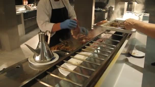 Chef-kok fry de biefstuk varkenshaas — Stockvideo