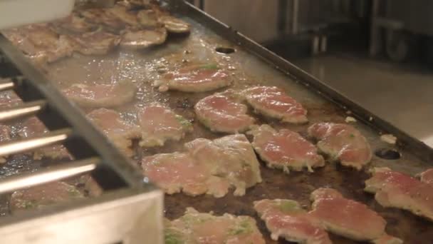 Chef frite os bifes de lombo — Vídeo de Stock