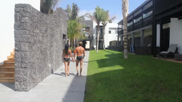 エキゾチックなリゾートで歩くカップル — ストック動画
