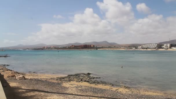 Vagues se précipitant sur l'île des Canaries — Video