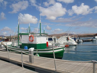 birçok Motorlu tekne ve Marina sakin mavi deniz gemi direkleri