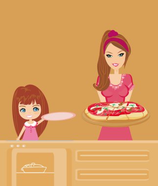 onun kızı mutfakta pizza sunan ev kadını