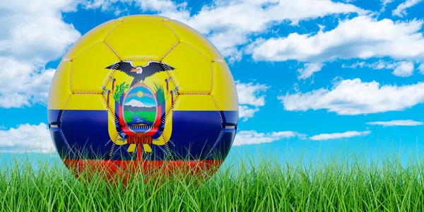 Bola Futebol Com Bandeira Equatoriana Grama Verde Contra Céu Azul — Fotografia de Stock