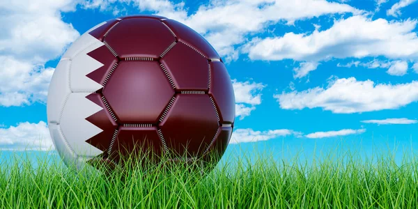 Piłka Nożna Katarską Flagą Zielonej Trawie Przeciwko Błękitnemu Niebu Renderowanie — Zdjęcie stockowe