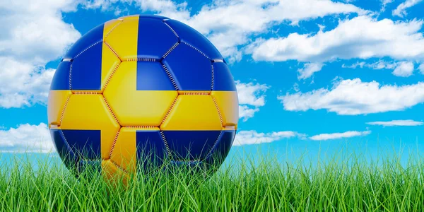 青い空に対して緑の芝生の上でスウェーデンのフラグを持つサッカーボール 3Dレンダリング — ストック写真