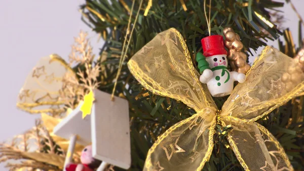 Kerstboom die versierd met sneeuwmannen speelgoed — Stockfoto