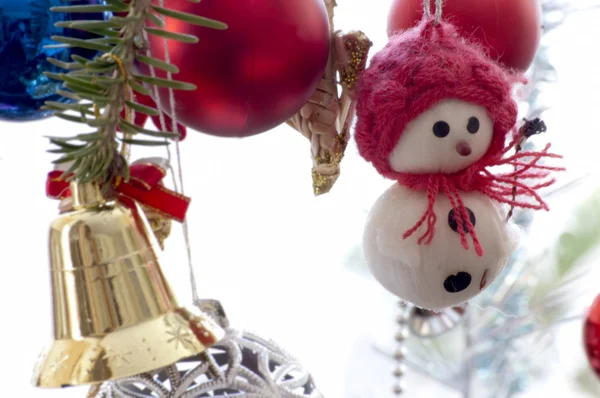 Árvore de Natal decorada com bonecos — Fotografia de Stock