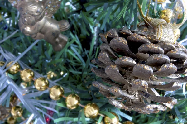 Árbol de Navidad decorado con conos de pino —  Fotos de Stock