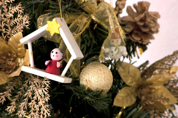 Árvore de Natal decorada com brinquedos — Fotografia de Stock