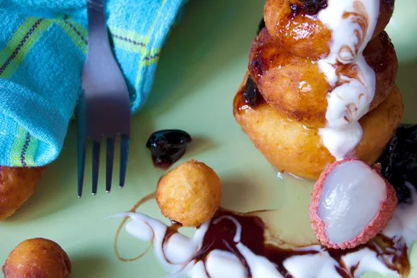 ev yapımı peynir donuts ile lychees