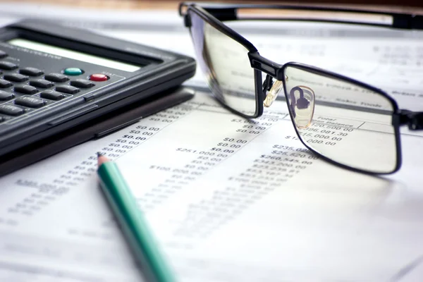 Archivos contables con gafas y ordenador matemático — Foto de Stock