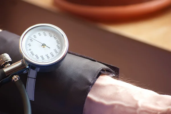 Sphygmomanometer indicating the low blood pressure indicating the blood pressure — Stock Photo, Image