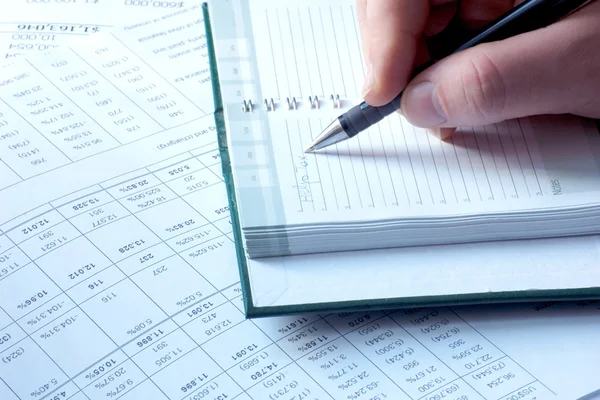 Escribir en cuaderno ayuda fiscal — Foto de Stock