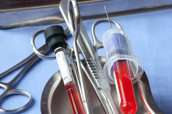 Recipientes de coleta de sangue e instrumentos cirúrgicos — Fotografia de Stock