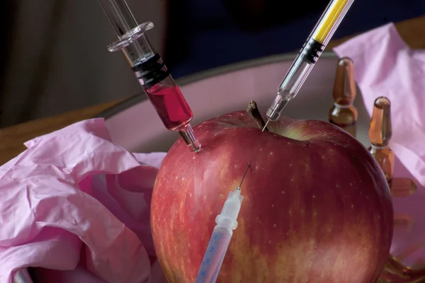 Pomme injectée avec plusieurs seringues pour une meilleure commercialisation — Photo
