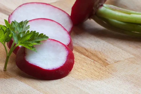 Rábano rojo en rodajas con perejil — Foto de Stock