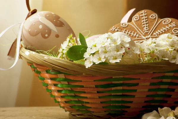 复活节篮子与白色的花 — 图库照片
