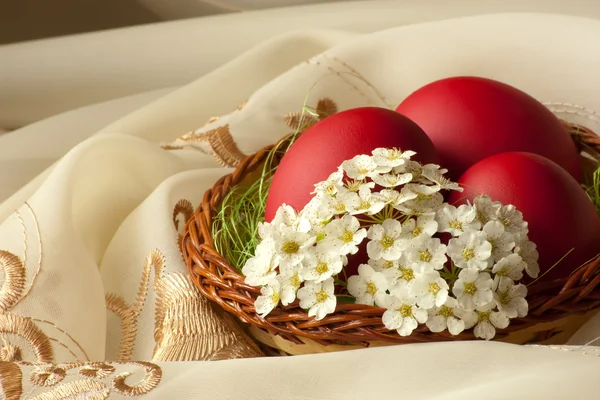 Basket with easter eggs and flowers — Stock Photo, Image