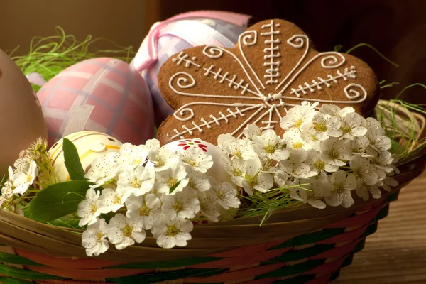 Cesta de Pascua con hermosas flores blancas — Foto de Stock