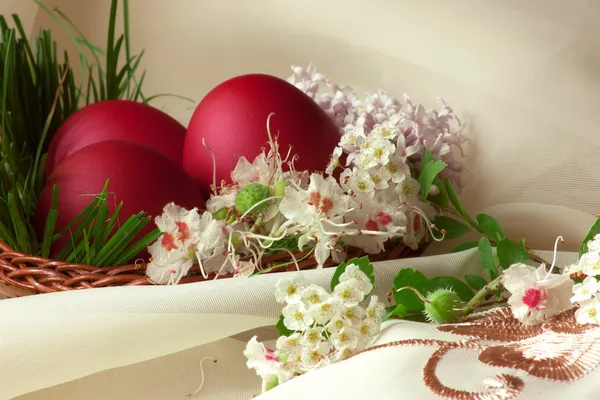 复活节彩蛋与不同的鲜花 — 图库照片