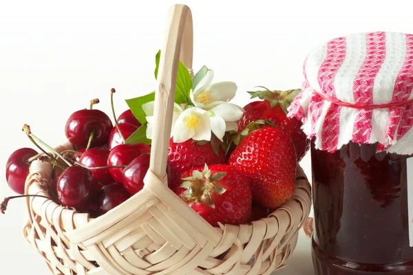 Cesta de frutas y tarro de mermelada —  Fotos de Stock