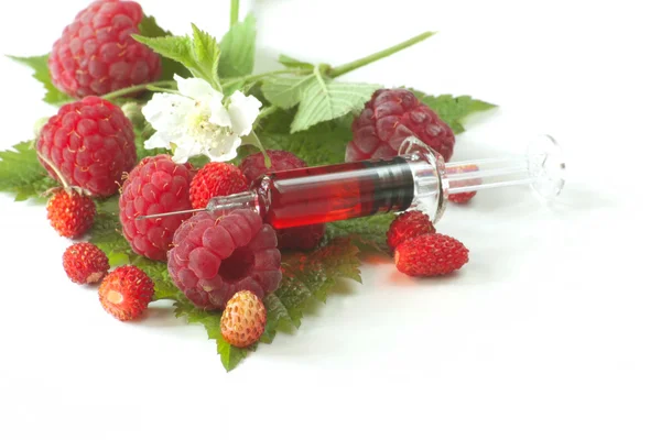 Himbeeren, Walderdbeeren mit Spritze — Stockfoto