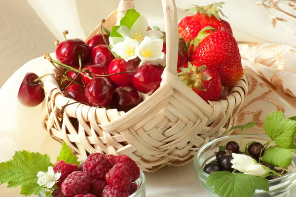 Strawberries, raspberries, currants and cherries — Stock Photo, Image