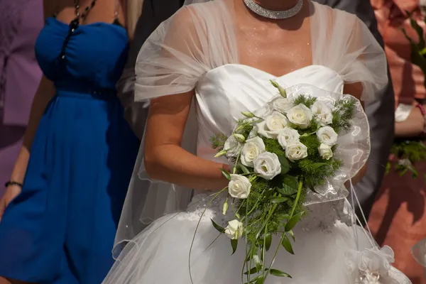 Nevěsta svatební šaty a kytice — Stock fotografie