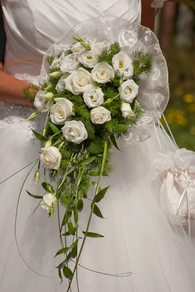 Brud med brudbukett med vita blommor — Stockfoto