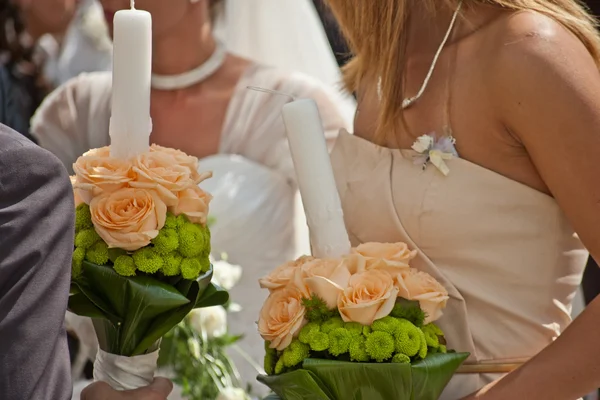 Brautjungfer mit zwei weißen Hochzeitskerzen — Stockfoto