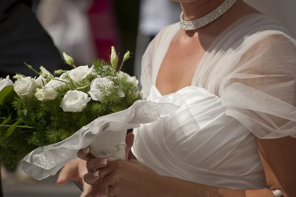 Vedere laterală cu mireasă și buchet de mireasă — Fotografie, imagine de stoc