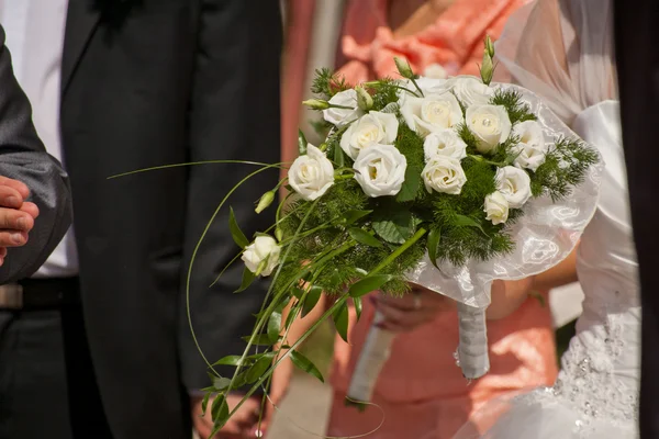 Mână cu buchet de nuntă înconjurat de oameni — Fotografie, imagine de stoc