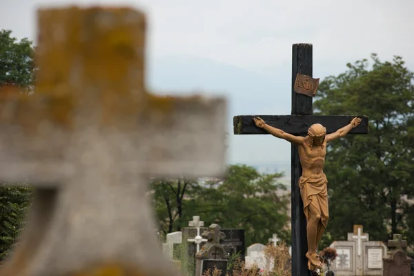 Jesucristo en la cruz imponiendo en cimitir — Foto de Stock