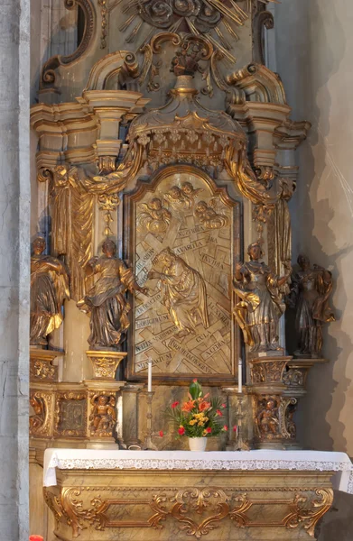 Altar católico dourado com cena religiosa — Fotografia de Stock