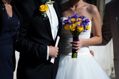 Gelin ve damat Konuklar tarafından çevrili