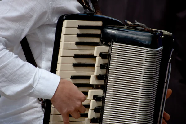 Músico con camisa blanca tocando el acordeón con camisa blanca — Foto de Stock