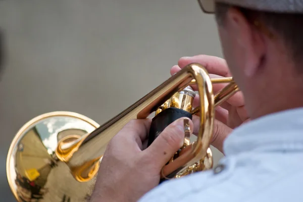 Hombre jugando trompeta dorada con reflejos — Foto de Stock