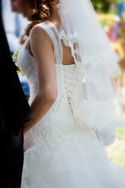 Bakifrån av brud nästa till groom — Stockfoto