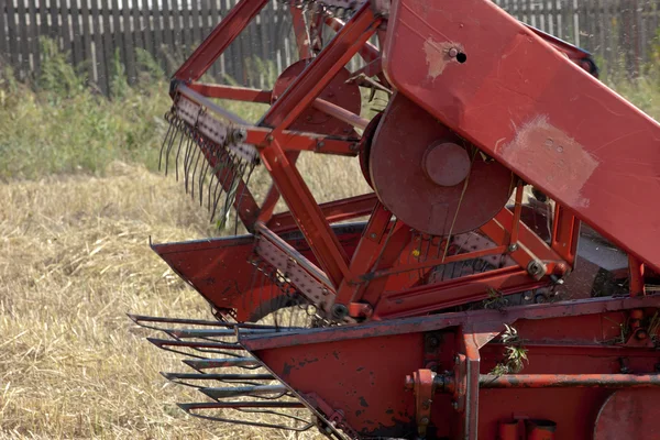 Vue latérale de la récolte combiner le battage des grains sur le champ — Photo