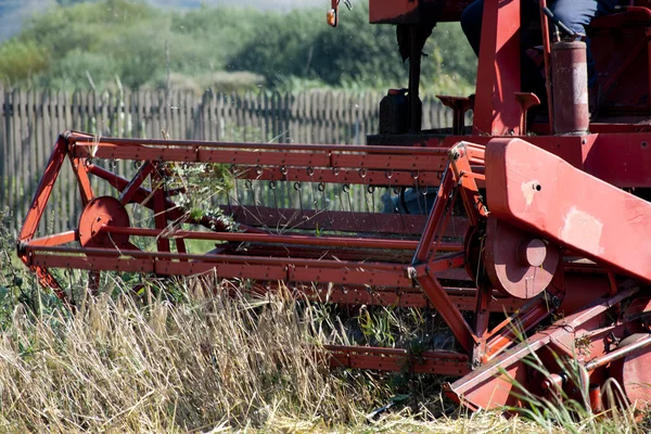 Wheel of red harvesting combine on the field — Stock Photo, Image