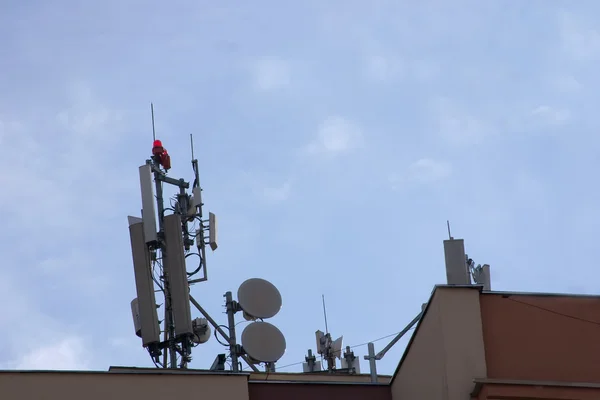 Multiple antenna grouped on rooftop — Stock Photo, Image