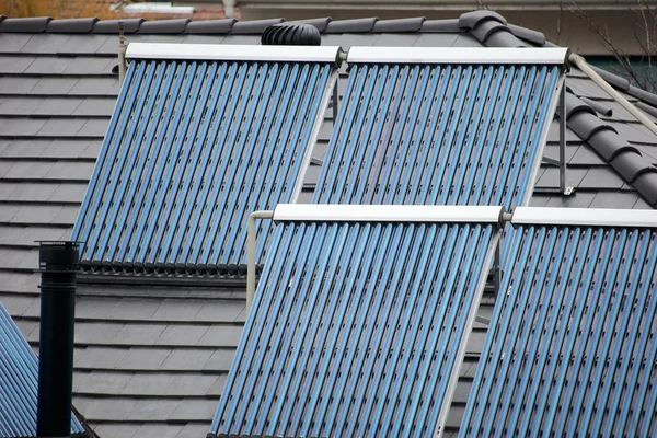 Négy solar thermal csövek tetőn — Stock Fotó