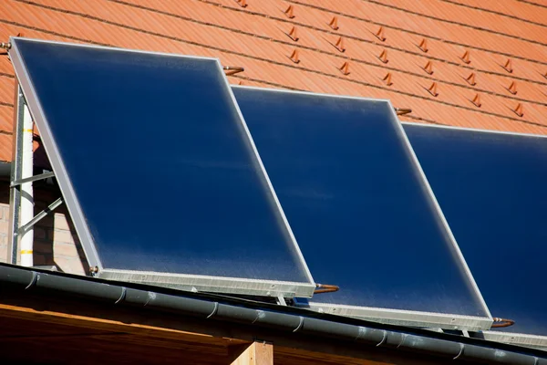 Drie fotovoltaïsche zonnepanelen zijkant — Stockfoto