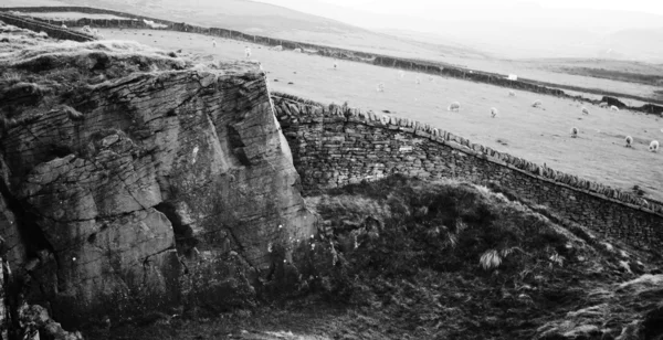 Windgather escalade rochers dans le Peak District National Park, Angleterre — Photo