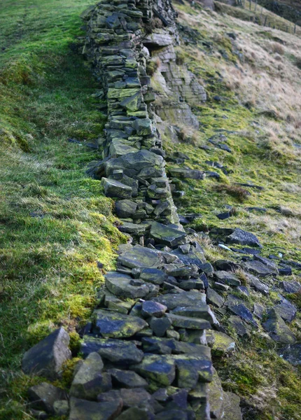 Parede de pedra seca danificada no Peak District National Park, Inglaterra — Fotografia de Stock