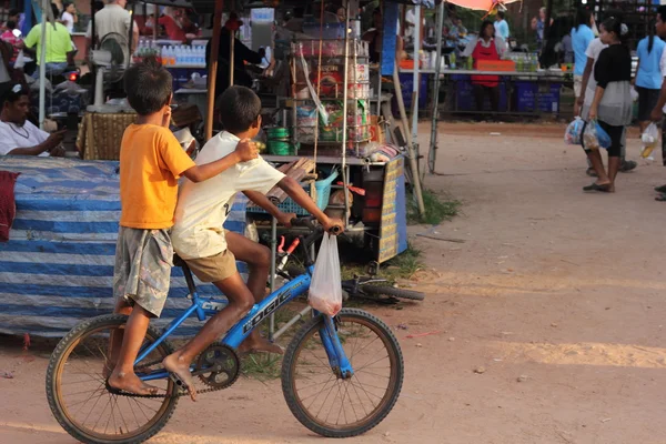 Niños comprando para mamá — Foto de Stock