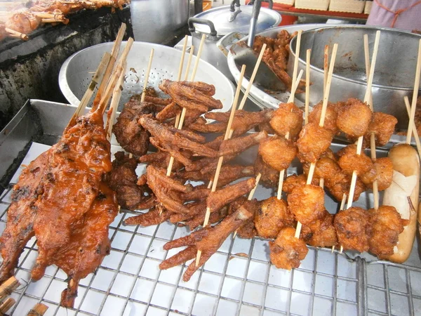 Tailandia mercado, pies de pollo frito — Foto de Stock