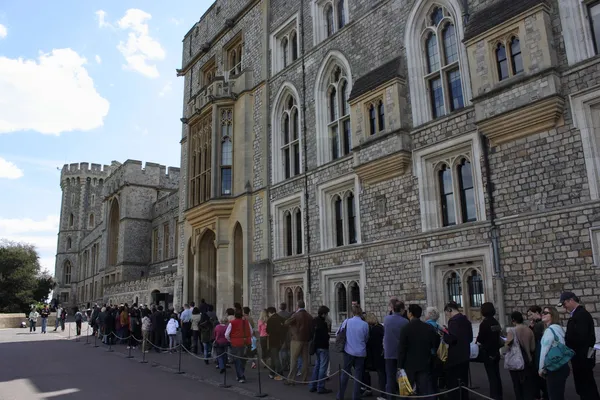 Château de Windsor avec certains de ses nombreux touristes — Photo