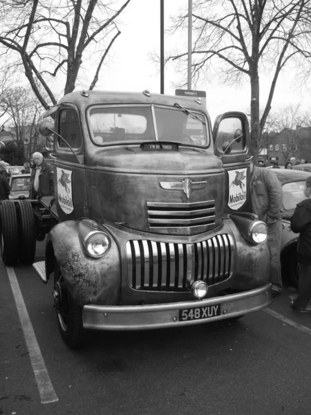 Oude retro klassieke vrachtwagen — Stockfoto